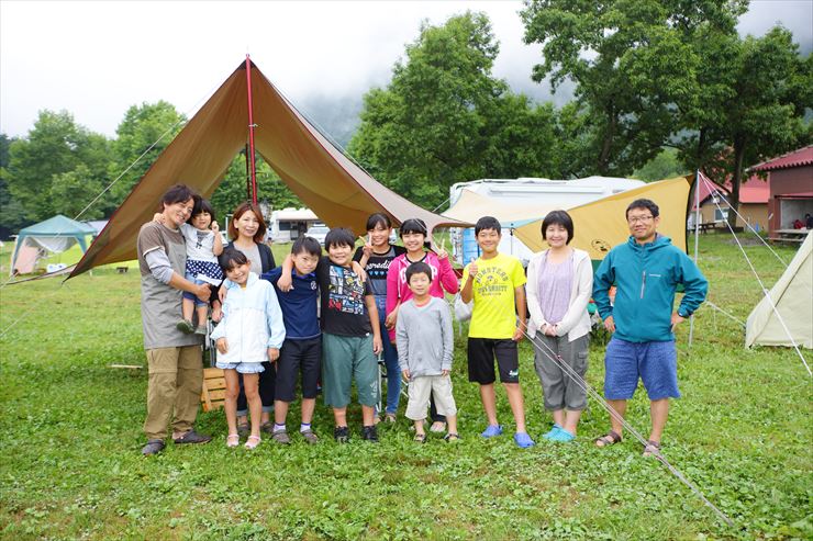 風対策 テンションロープでペグとタープをつなぐ