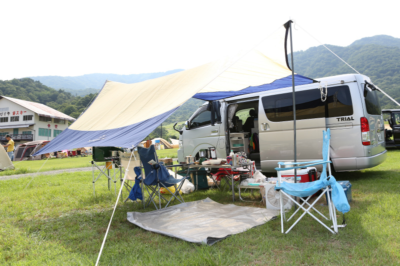 車とタープを連結 屋外で子供の成長が感じられるキャンプが大好き キャンプ情報メディア Lantern ランタン