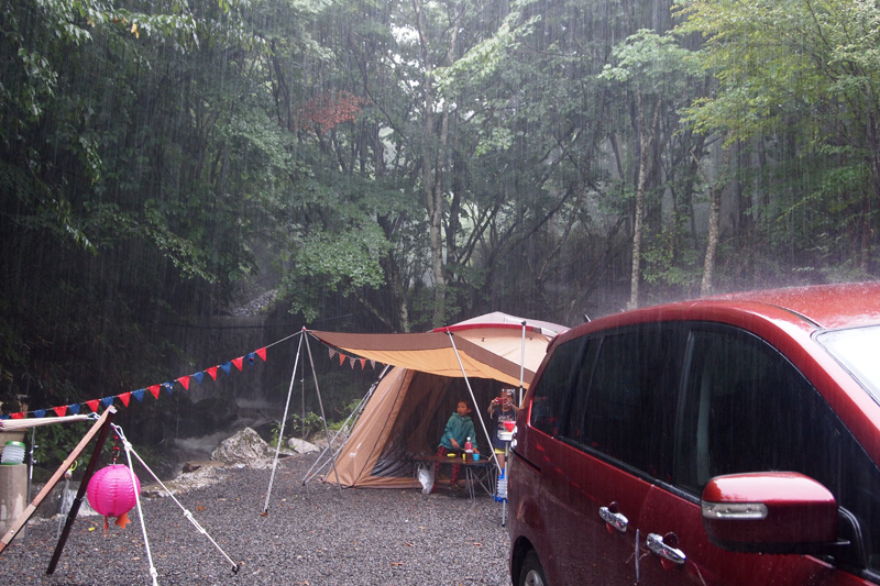 雨だからって落ち込むのはもったいない 雨キャンプを楽しむ方法を教えます 小ワザ編 キャンプ情報メディア Lantern ランタン