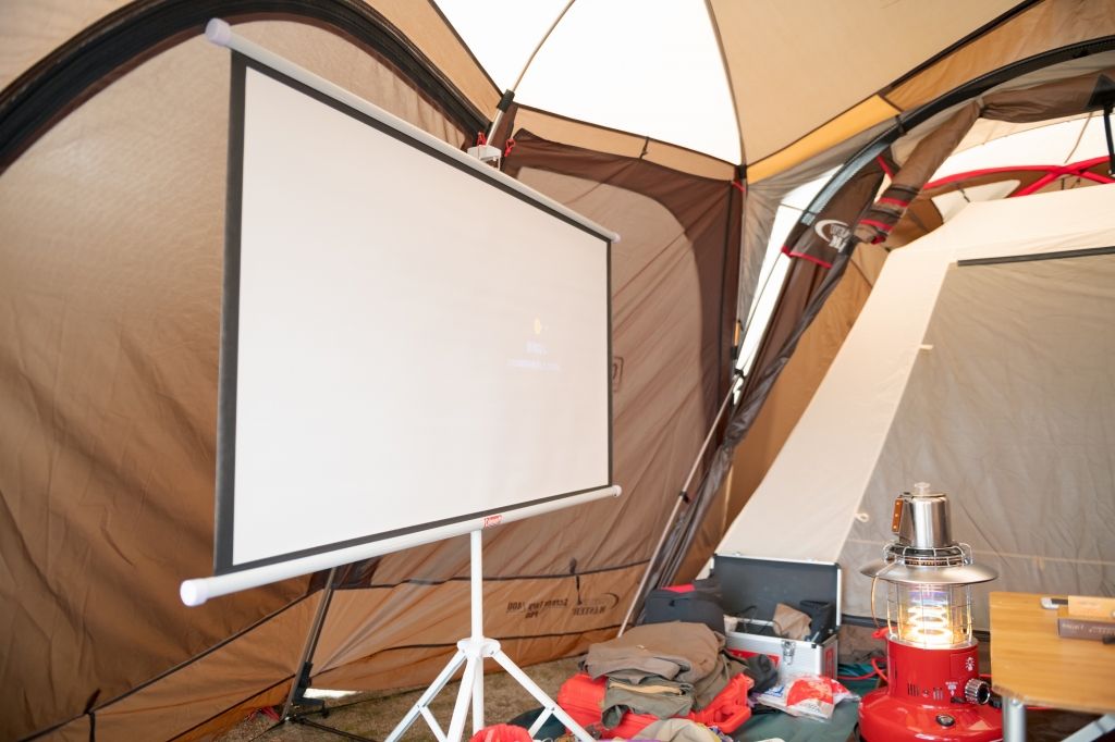 テント内にプロジェクターで悪天候でも楽しめる キャンプ情報メディア Lantern ランタン