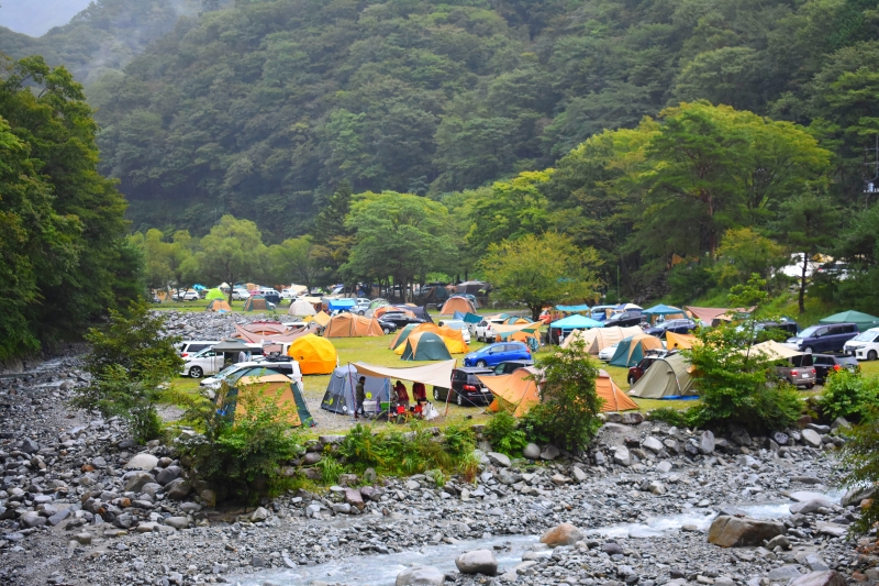 丹沢 西 ウェル キャンプ 河畔や森林など700サイト！神奈川・足柄の巨大オートキャンプ場「ウェルキャンプ西丹沢」。【お風呂に入れるキャンプ場FILE #40】