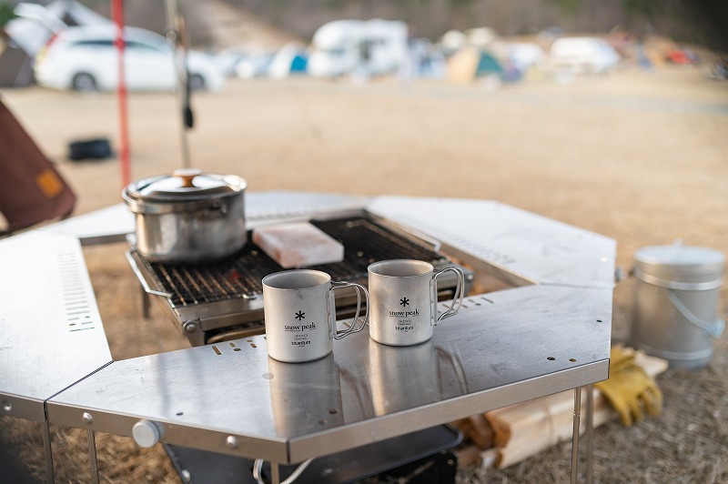 火の温もりを感じながらの食事。家族が集まるジカロテーブル | キャンプ情報メディア LANTERN – ランタン