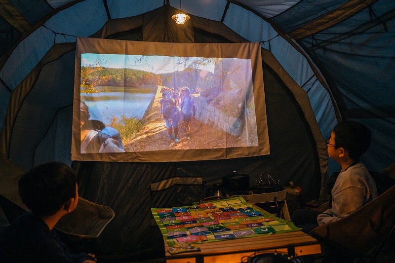 テントの中で見る動画は子供たちにとって一生の思い出 キャンプ情報メディア Lantern ランタン