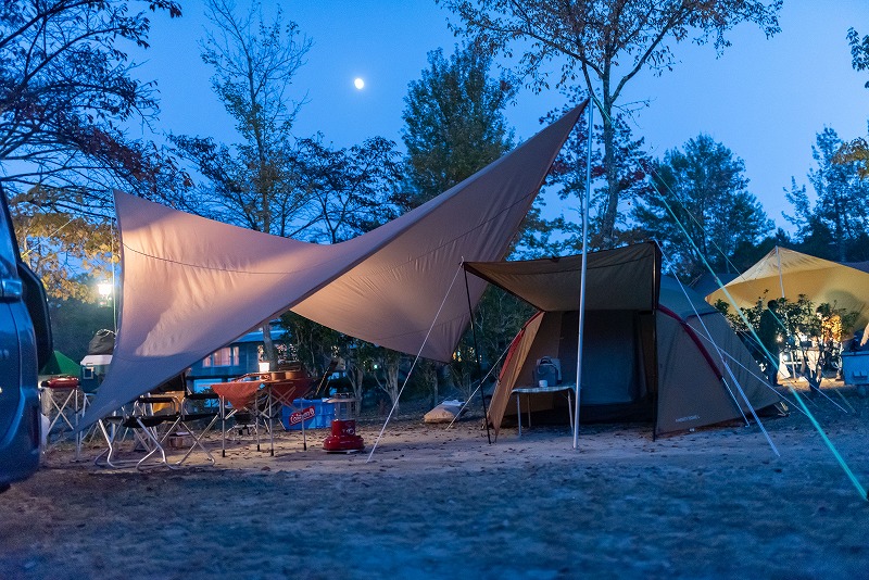 参考キャンプスタイル キャンプサイトを快適にするテントとタープの組み合わせ キャンプ情報メディア Lantern ランタン