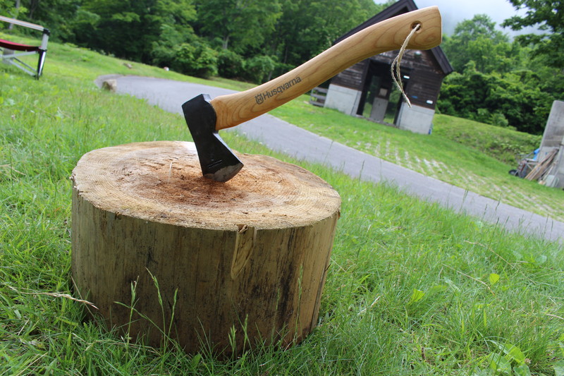細い薪も短い薪も自由自在 手斧で薪を安全に割る方法 キャンプ情報メディア Lantern ランタン