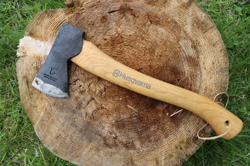 細い薪も短い薪も自由自在！手斧で薪を安全に割る方法 | キャンプ情報