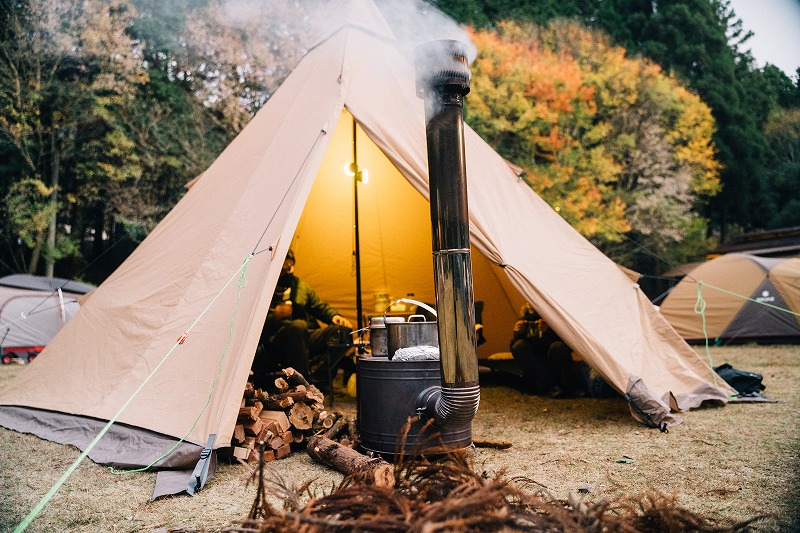 冬のキャンプサイトで存在感を放つ薪ストーブ10選。炎の揺らぎに癒さ 