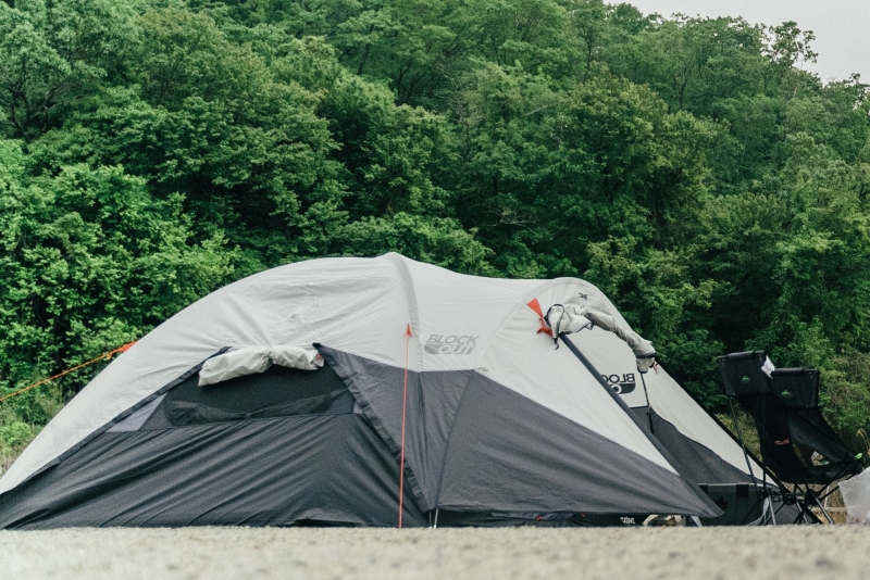 遮光性の高いCOREのブラックアウトテントで快適にキャンプ 