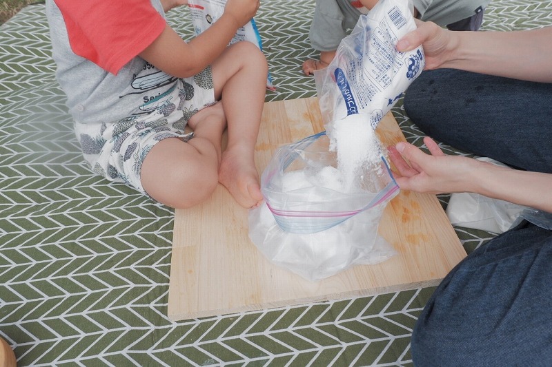 冷凍庫なしのキャンプで簡単アイス作りに挑戦 子供たちも大喜びで 夏休みの自由研究にも使える キャンプ情報メディア Lantern ランタン