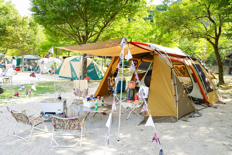 夏のキャンプスタイル（林間サイト）