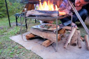 親子二人キャンプで子供のためにピザを焼く！ 真剣に火と向き合うパパはかっこいい