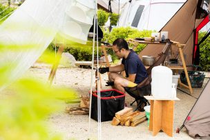 家族のために黙々と焚き火を準備！ 夜には愛着のあるランタンを灯してお酒を嗜む