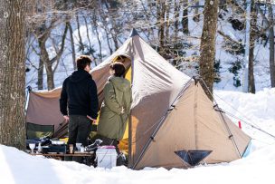 2人で過ごす雪中キャンプは、お気に入りのゼインアーツとスノーピークに囲まれる
