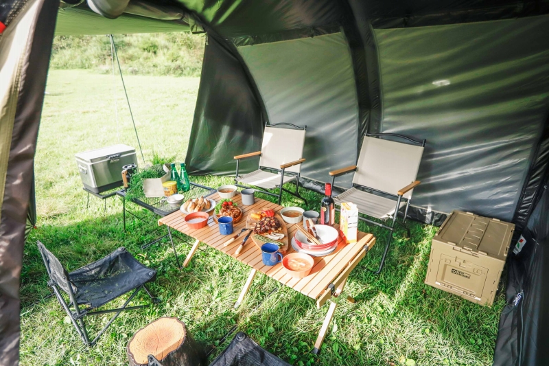 テントファクトリーのウッドロールテーブル「ZEL ロールトップテーブル120N」なら、大人数でのキャンプもおしゃれに決まる！ | キャンプ情報メディア  LANTERN – ランタン