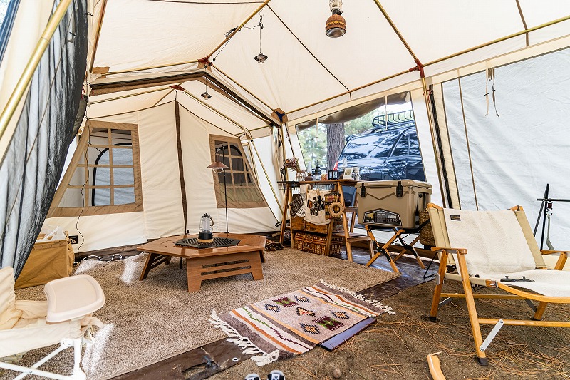 レイアウトの中心はお気に入りのテーブル 広々した Ogawa のテント内は快適 キャンプ情報メディア Lantern ランタン
