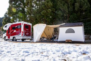 かわいいキャンピングカーとテントで親子キャンプ！ 陽射しに照らされたフィールドの雪景色を楽しむ