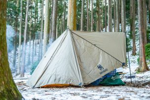 ひと目ぼれしたテントで雪中ソロキャンプ。林間のロケーションが最高