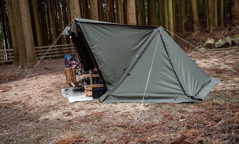 コンパクトにまとめた荷物でソロキャンプ 森の傍で自然と同化する キャンプ情報メディア Lantern ランタン