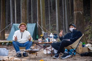 愛用のコールマンと愉快な仲間とキャンプ。酒と食事で絆が深まる。