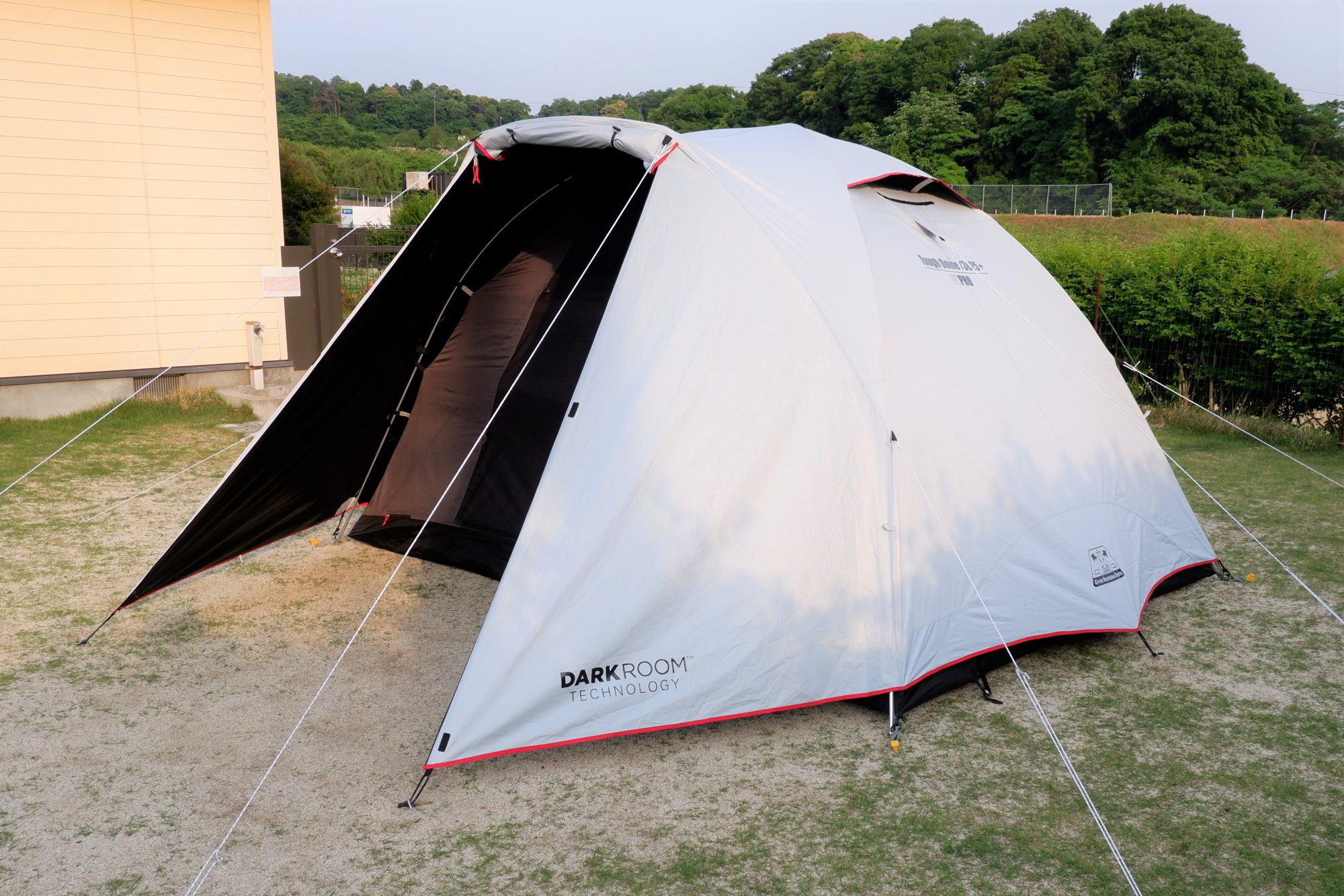 猛暑のキャンプにコールマンの「タフドーム/３０２５＋」！90％の日光ブロックと空気循環システムで涼しいテントを設営してみた | キャンプ情報メディア  LANTERN – ランタン