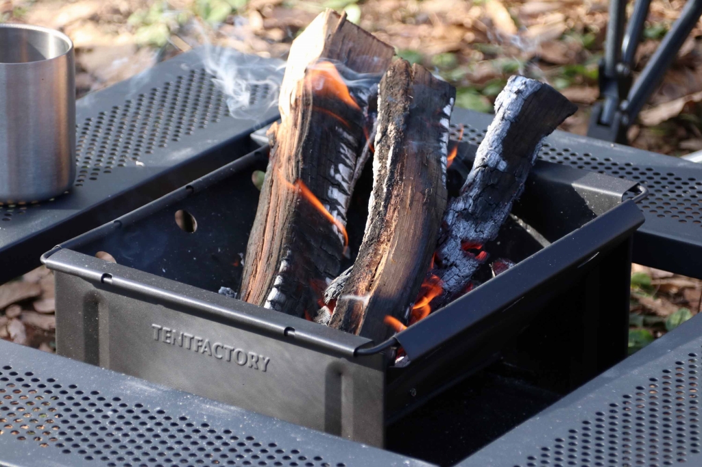 テントファクトリーのBBQグリル「FDグリル32 セット（耐熱500）」は、1台でさまざまな使い方が楽しめる！ | キャンプ情報メディア  LANTERN – ランタン