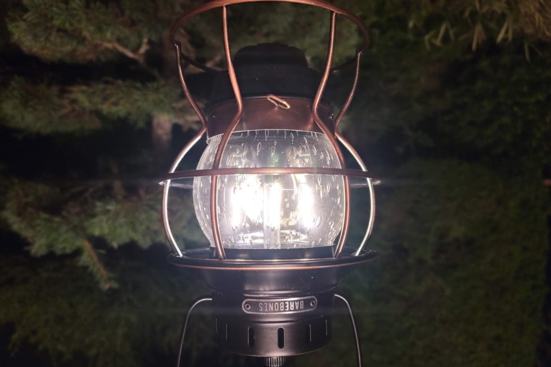 LEDでも雰囲気抜群！キャンプの雰囲気を一段上げてくれるベアボーンズの「レイルロードランタンLED」 | キャンプ情報メディア LANTERN –  ランタン