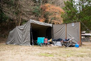 個性派テントで楽しむおしゃれキャンプ。好きなものに囲まれて気分があがる