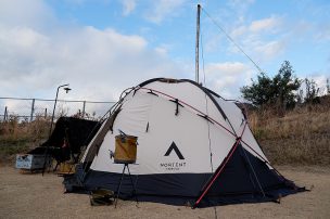 愛犬と一緒に冬キャンプ。ノルウェー発のテントがハイスペックで設営しやすい
