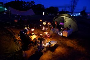 お気に入りテントとランタンの灯りを楽しむキャンプ。友人と過ごす最高の夜