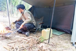 お気に入りのアイテムを持ち寄ってソログルキャン。自分の寝床を用意したら焚き火の時間