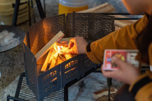 お気に入りの焚き火台。火を入れれば心と身体が暖まる