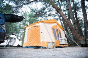 キャンプサイトをパッと明るくするテント。オレンジでポップな雰囲気