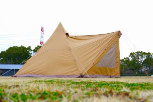 テントの中で巣ごもりキャンプ。広々リビングで自宅のように過ごす