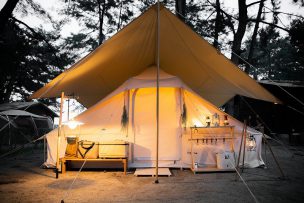 キャンプのハイライトは夕暮れ時。ランタンの灯りがキャンプサイトを幻想的に演出