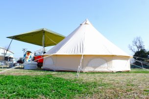 スモアのテントは広々。今夜は七輪で手軽に楽しむキャンプ飯作り