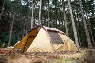 森の空気で深呼吸。スノーピークのテントで快適キャンプ