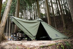 カーキのテントで森の中に溶け込むソロスタイル。自分だけの秘密基地感でワクワク