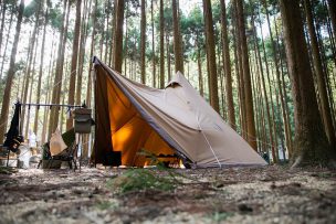 森の中で楽しむソロキャンプはテンマクで過ごす。自然の風を感じる時間が幸せ