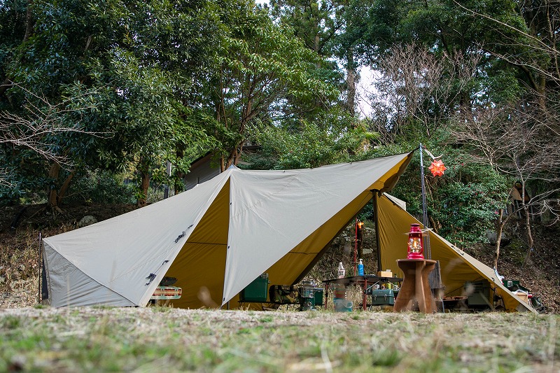 キャンプの楽しみはお酒と食事！静かな森に囲まれて今日は何を飲もうか | キャンプ情報メディア LANTERN – ランタン