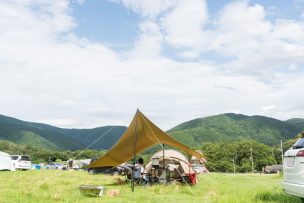 広々とした高原キャンプはペットと一緒に！お気に入りのテントを張って楽しむ