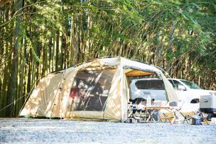 ベージュで揃えたキャンプサイトで七輪BBQ！食を楽しみながら満点の星空を待つ