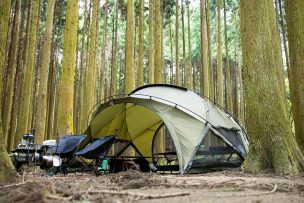 外で食べるごはんが最高！林間でのんびりデュオキャンプを楽しむ