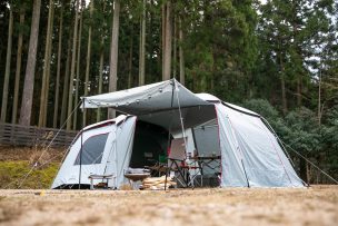 大きなテントで快適に。自然との触れ合いを大切にするファミリーキャンプ