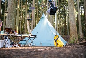 テントの前に自分だけ基地をつくってすごす林間ソロキャンプ