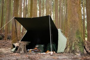 ミリタリーな雰囲気で山に馴染む。読書に勤しむソロキャンプ